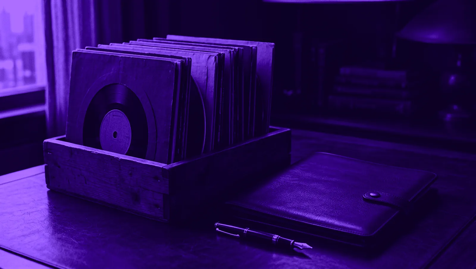 Discos de vinilo junto a una carpeta de contratos: la estructura legal de un catálogo musical.