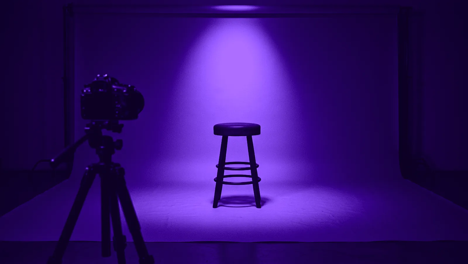 Estudio fotográfico vacío con un banco bajo un foco: el derecho de imagen.